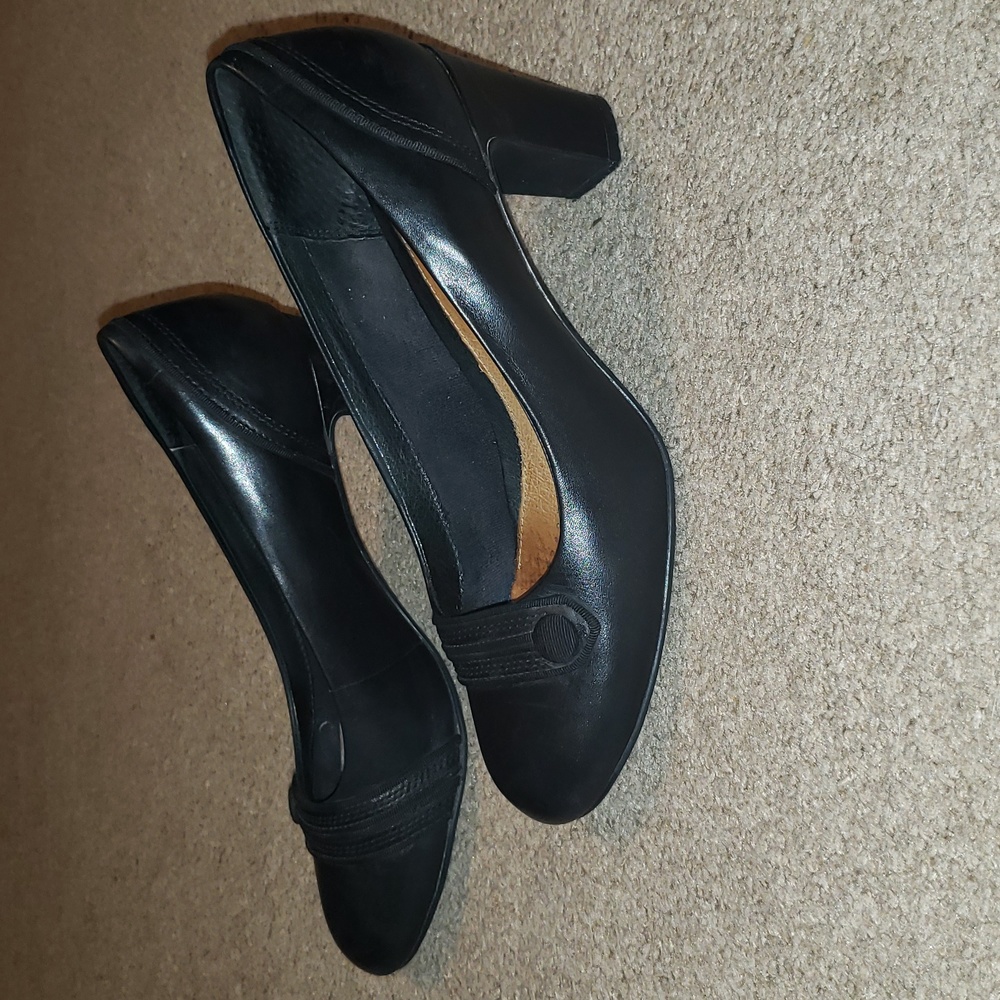 Clarks Artisan Black Leather Heels Women's Size 9 1/2W. Button toe detail